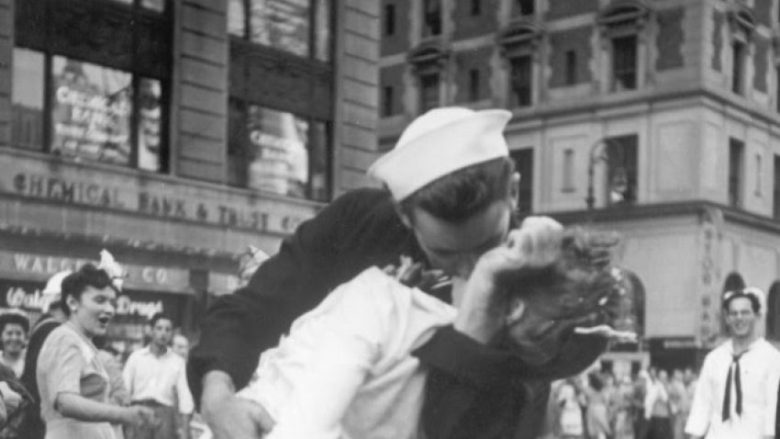 Vdes marinari nga fotoja e famshme e vitit 1945