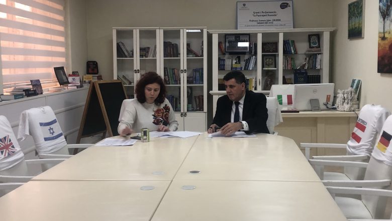 Gjilani nënshkruan memorandum mirëkuptimi për trajnimin e mësimdhënësve në “Këshillim për studime në SHBA dhe bursa”