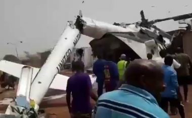 Katër persona kanë humbur jetën nga rrëzimi i helikopterit në Sudanin Jugor (Video)