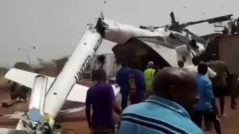 Katër persona kanë humbur jetën nga rrëzimi i helikopterit në Sudanin Jugor (Video)