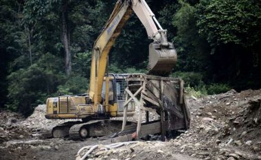 Shembet miniera e arit, dhjetëra persona të “varrosur” nën rrënoja në Indonezi