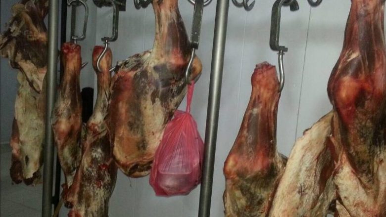 Konfiskohen 1600 kg mish i prishur në Pejë