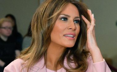 Kush thotë që ngjyra rozë nuk është për dama: Melania Trump duket sikur sapo ka zbritur nga pista e modës!