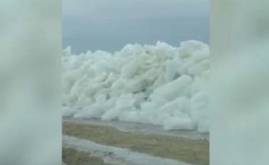 Erëra të forta, një mur akulli pushton rrugën në Kanada (Video)