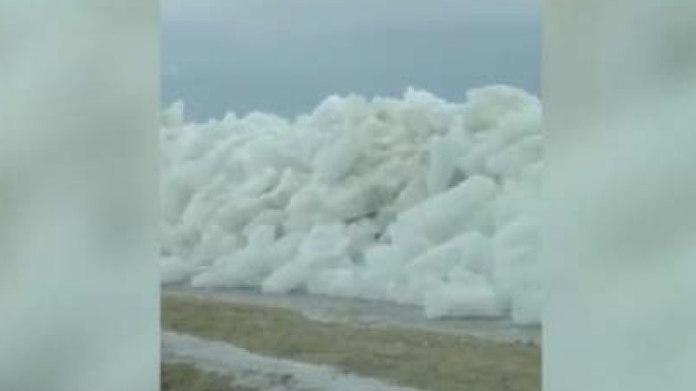 Erëra të forta, një mur akulli pushton rrugën në Kanada (Video)
