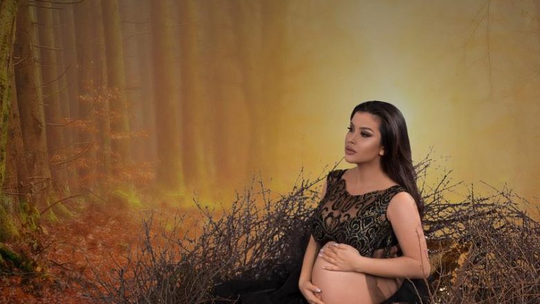 Elita Rudi realizon fotosesion të veçantë në muajt e fundit të shtatzënisë