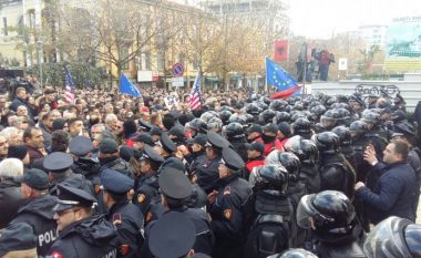 Policia për protestën e nesërme të opozitës: Do të tentojnë të hyjnë me forcë në Parlament