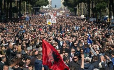 Protesta e opozitës në Tiranë, mijëra protestues në shesh