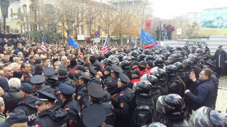 Policia për protestën e nesërme të opozitës: Do të tentojnë të hyjnë me forcë në Parlament