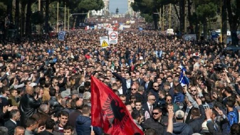 Protesta e opozitës në Tiranë, mijëra protestues në shesh