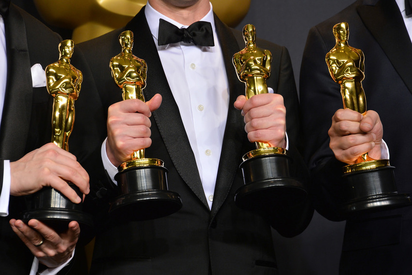Banjë, garazh dhe rafte librash: Ku i mbajnë disa prej yjeve botërore statujat e Oscarëve?