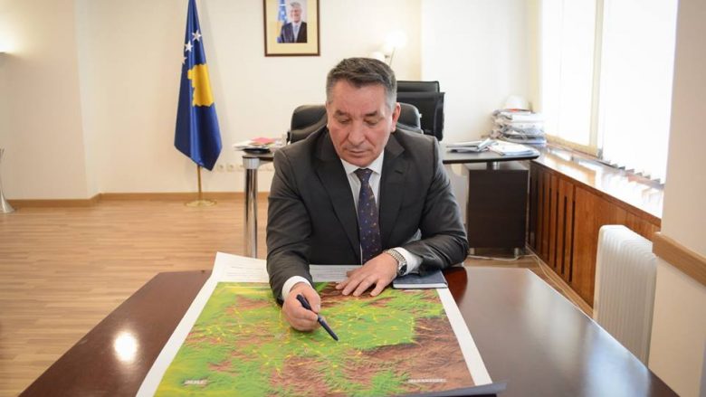 Ministri Lekaj prezanton projektet infrastrukturore të planifikuara për Komunën e Skenderajt