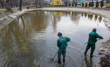 Bashkia e Shkupit: Pastrohen kanalet e liqeneve në parkun e qytetit