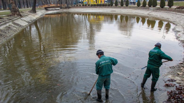 Bashkia e Shkupit: Pastrohen kanalet e liqeneve në parkun e qytetit