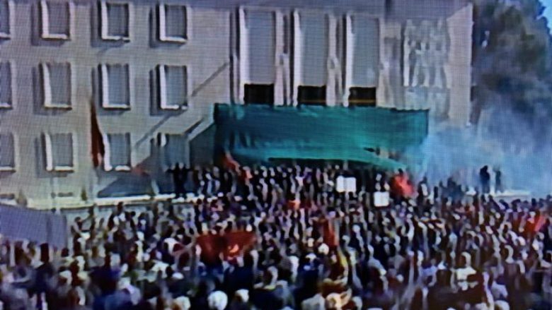Tiranë, protestuesit tentojnë të hyjnë në objektin e Kryeministrisë
