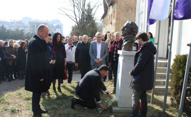 Në Gjilan u përurua busti i Presidentit Rugova