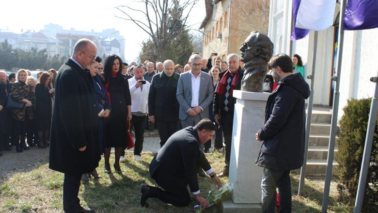 Në Gjilan u përurua busti i Presidentit Rugova