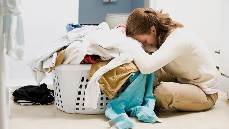 Përse rrobat kundërmojnë erë myku, edhe pse sapo janë nxjerrë nga rrobalarësja?