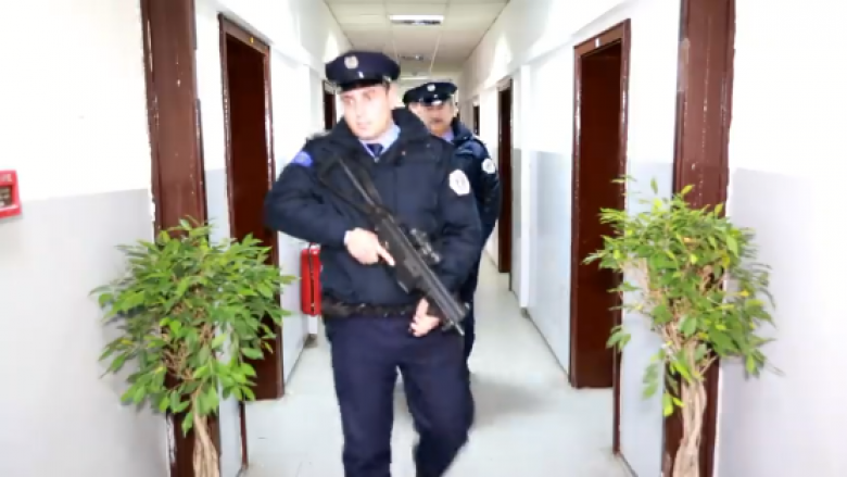 Zyrtarët policorë të rendit publik pajisen me armë të gjata (Video)