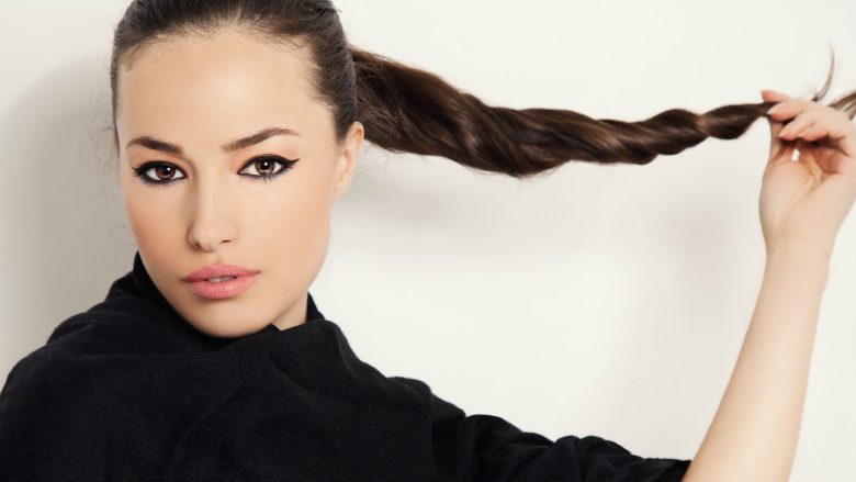 10 modele fantastike që do t’ju bindin t’i kapni flokët bisht