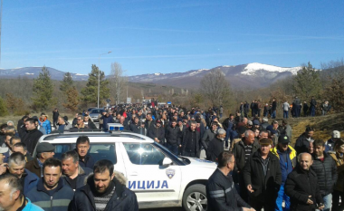 Protestë e kultivuesve të mollës në Prespë: Çmimi blerës nuk i mbulon shpenzimet