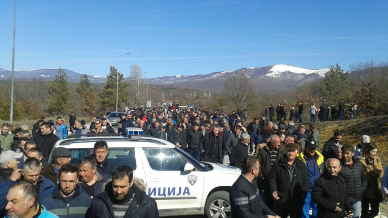 Protestë e kultivuesve të mollës në Prespë: Çmimi blerës nuk i mbulon shpenzimet