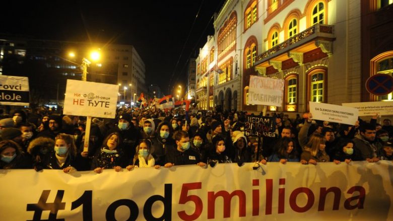Në Serbi vazhdojnë protestat kundër Vuçiqit