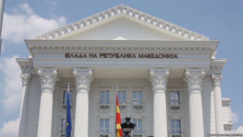 Largohet mbishkrimi “Qeveria e Republikës së Maqedonisë” nga ndërtesa qeveritare (Foto)