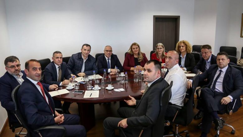 Deputetët e AAK-së kërkojnë nga Qeveria të mos hiqet taksa ndaj Serbisë