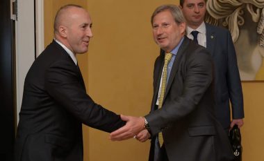 Haradinaj takon Hahnin: Njohja reciproke, parakusht për heqjen e taksës ndaj Serbisë