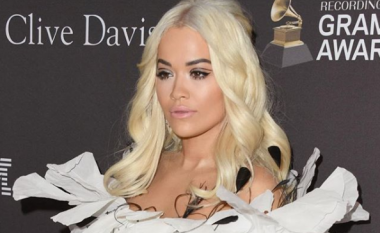 Rita Ora shkëlqen në të bardhë në para-festën e Grammyt