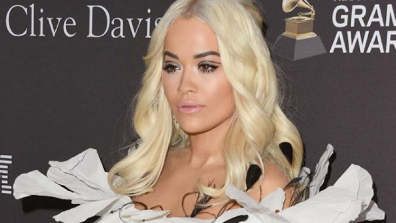 Rita Ora shkëlqen në të bardhë në para-festën e Grammyt