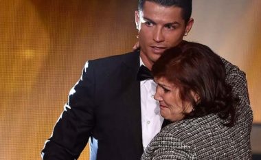 Reagon nëna e Ronaldos: Në hotel nuk shkohet për të luajtur letra