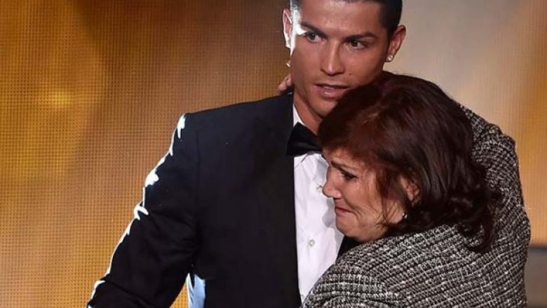Reagon nëna e Ronaldos: Në hotel nuk shkohet për të luajtur letra