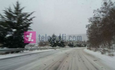 Policia apelon për vozitje të kujdesshme, shkaku i borës në rrugët e Kosovës