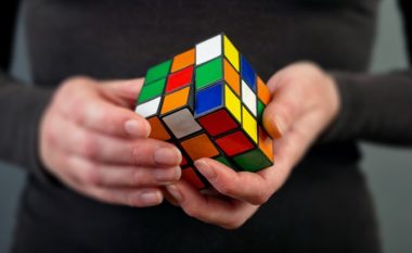 Sekretet e Kubit të Rubikut: Kush e zbuloi dhe rrëfimi për njeriun që humbi 26 vjet duke u marrë me të (Foto)
