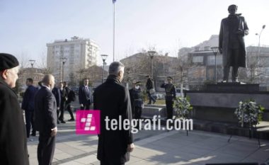 Thaçi e Haradinaj bëjnë homazhe te shtatorja e Presidentit Rugova