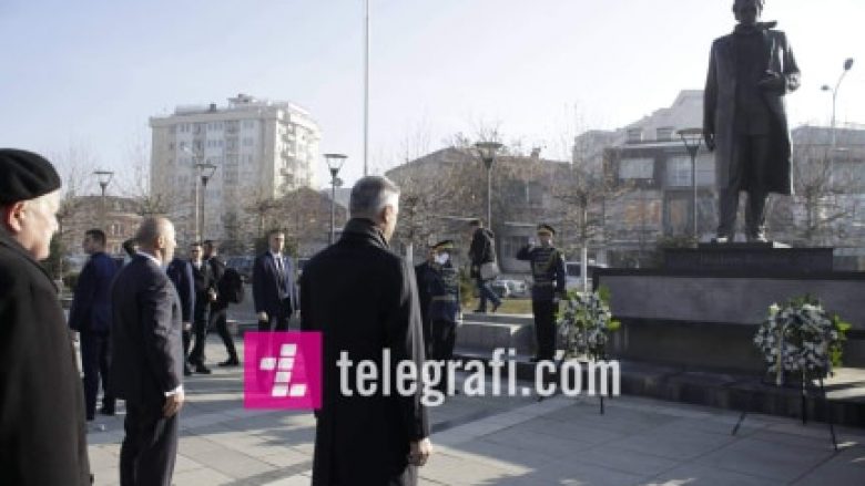 Thaçi e Haradinaj bëjnë homazhe te shtatorja e Presidentit Rugova