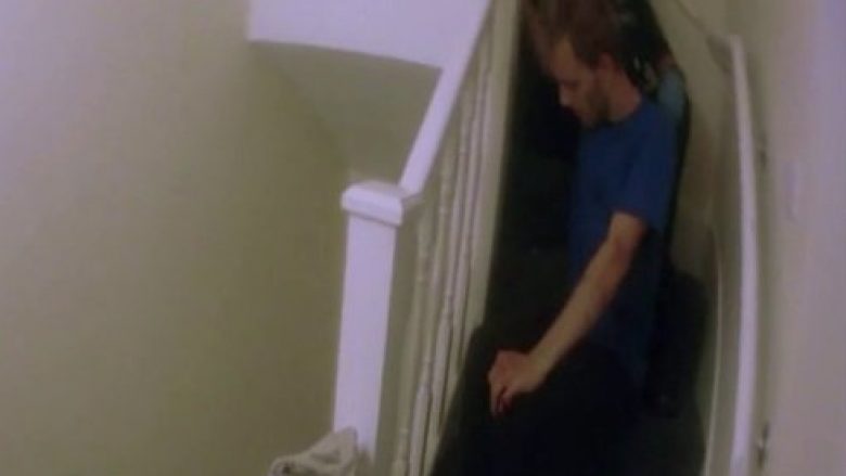 Ishte keqtrajtuar aq keq, policia e gjeti “pak ditë larg nga vdekja” – dokumentar i BBC rreth abuzimit të një djaloshi nga e dashura e tij (Foto/Video)