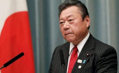 Vonohet tre minuta në takim, ministri japonez kërkon falje