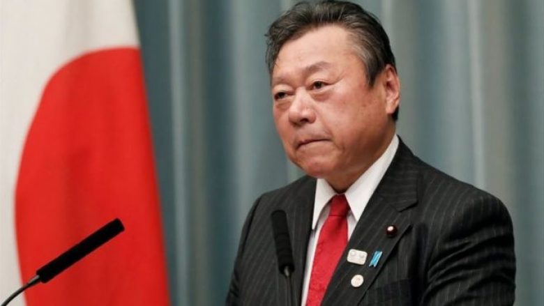 Vonohet tre minuta në takim, ministri japonez kërkon falje