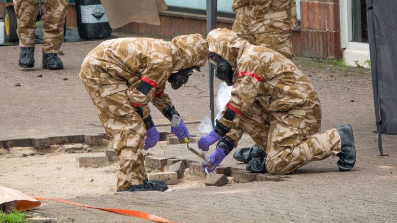 Members of the military work in the Maltings shopping area, close to the bench where Russian former double agent Sergei Skripal and his daughter Yulia were found critically ill seven weeks ago, on April 25, 2018 in Salisbury, England. The area around the bench where the couple collapsed is one of nine sites to be cleaned in an operation that is likely to take several months. (Photo by Matt Cardy/Getty Images/Guliver)