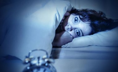Pse përjeton gjendje ankthi në gjumë? Mëso arsyet që po të bëjnë të vuash