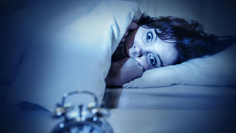Pse përjeton gjendje ankthi në gjumë? Mëso arsyet që po të bëjnë të vuash