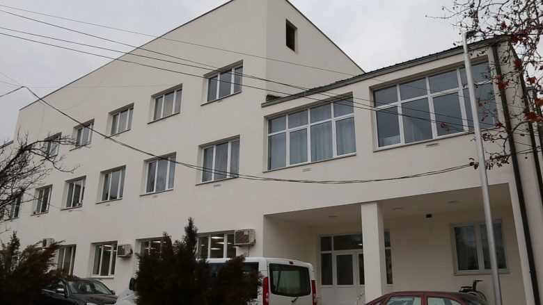 Reparti i Dializës në Spitalin e Gjilanit bëhet me shtretër të rinj