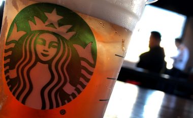 Pas Coca-Cola edhe Starbucks pezullon reklamat në rrjete sociale, mbështet fushatën kundër racizmit