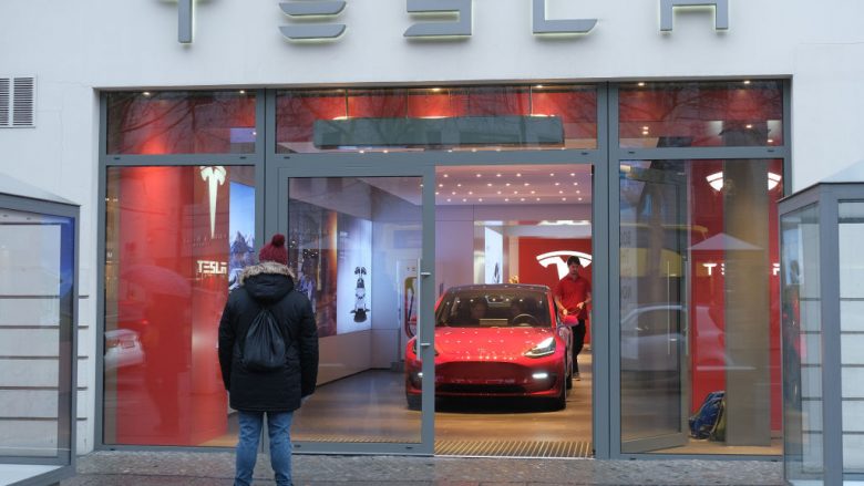 Tesla ul çmimin e Model 3 për herë të dytë brenda vitit
