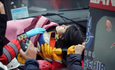 Qëndroi rreth 18 orë nën rrënojat e ndërtesës, pamjet kur shpëtohet 5-vjeçarja në Stamboll (Video)