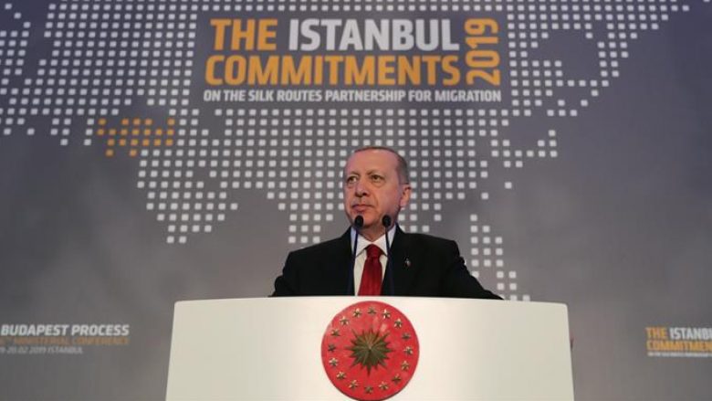 Erdogan: Ne kemi pranuar katër milionë refugjatë, disa të tjerë “zihen me njëri-tjetrin” vetëm për 150