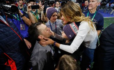Pasi fitoi në finalen e Super Bowl: Gisele Bundchen i dhuron një puthje pasiononte bashkëshortit kampion, Tom Brady
